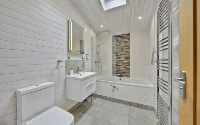 Host Stay Mahonia Lodge