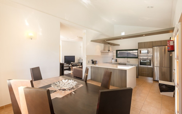 Camelot Holiday Homes by LIVVO