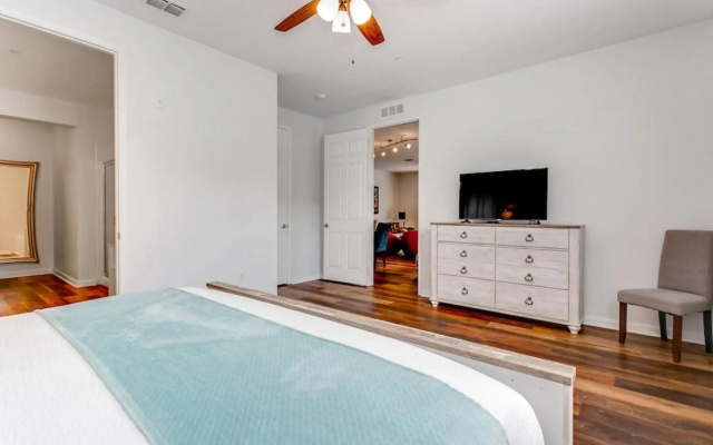 Cozy Condo W/private Balcony Steps to Conv. Ctr
