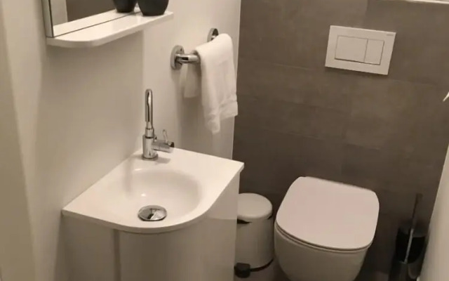 Modern 3 Beds In Convenient Location - Parking