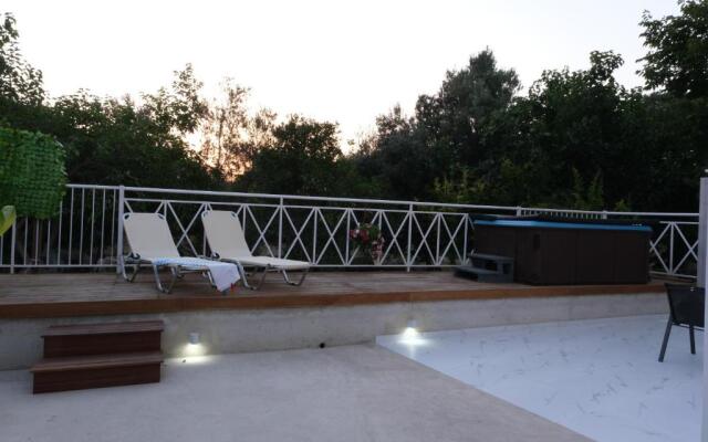 Luxury Fani House Next to Harbor area with Jacuzzi