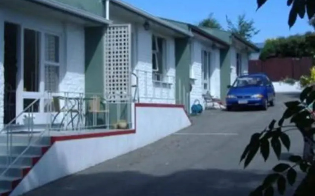 12 White Star Motel