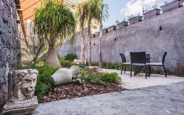 Leone Apartment with Garden
