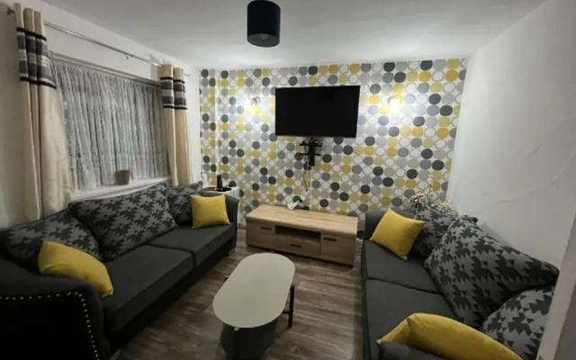 Impeccable 2-bed House Near City Centre