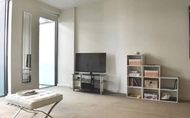 Light Filled Modern 1 Bedroom Apartment Close To Beach