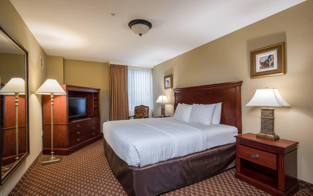 Arlington Court Suites, a Clarion Collection Hotel