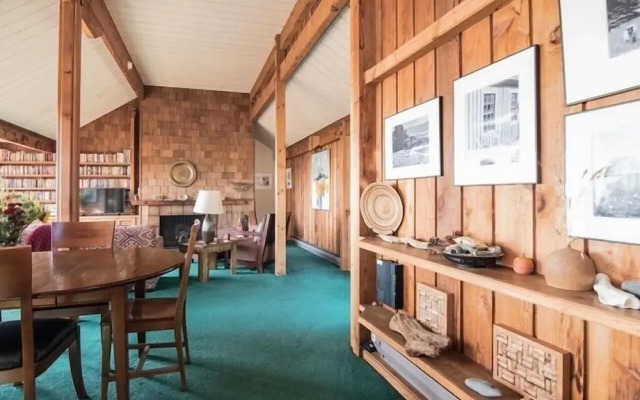 Holmes 3 Br home by RedAwning