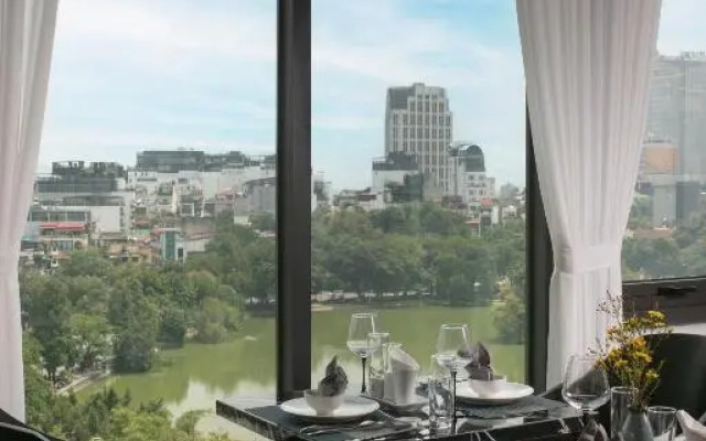 Le Premier Hotel & Rooftop Bar