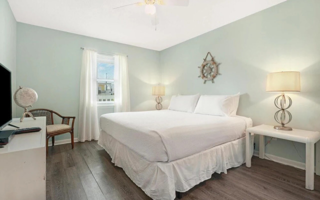 New Owner, New Decor, Steps From Beach, Sleeps 6