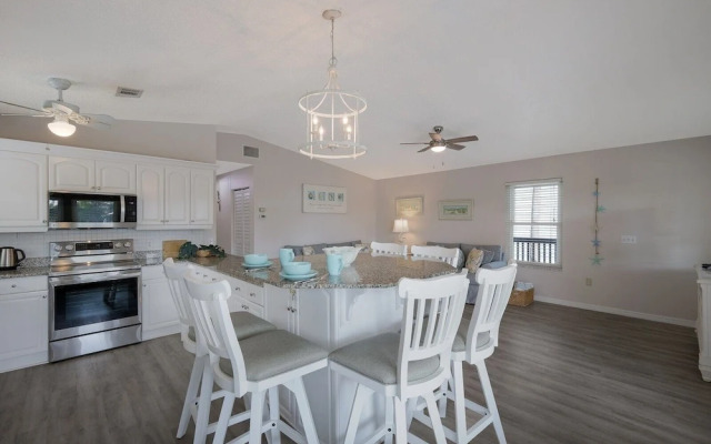 Canario  3 Bedroom Home by RedAwning