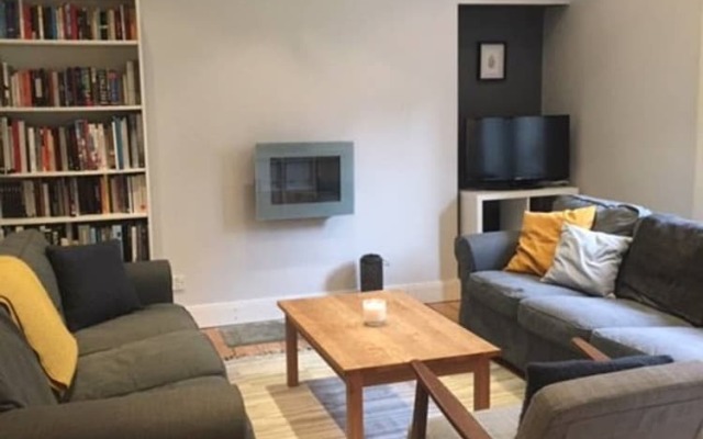 Spacious 3 Bedroom Flat in a Charming Location