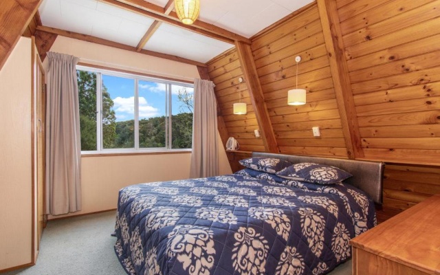 The Point House Wairoro Park - Russell Holiday Home — hotel in Okiato