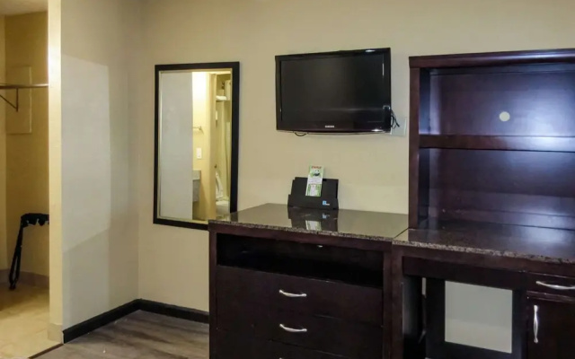Econo Lodge Inn & Suites
