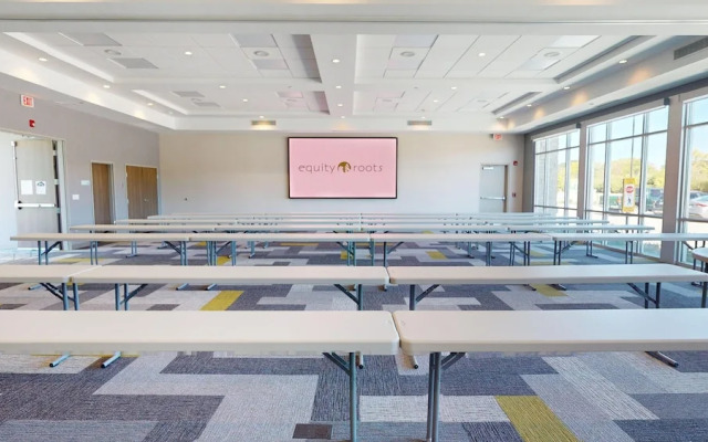 Holiday Inn Express & Suites Chicago Schaumburg by IHG