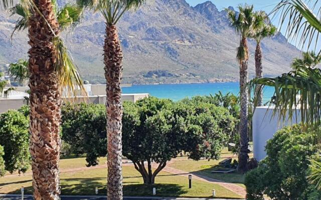 Sea and Mountain View Apartment