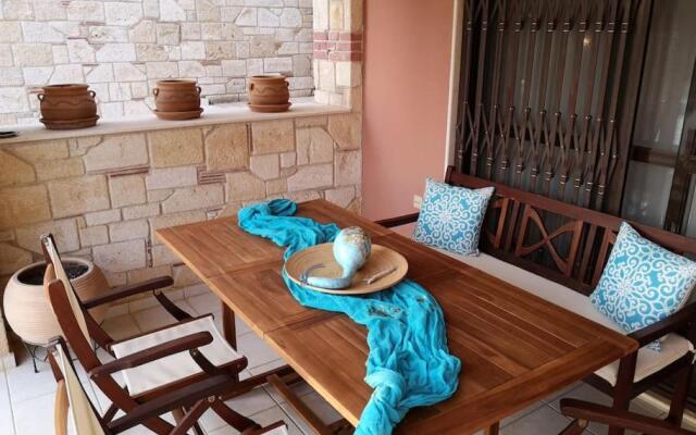 Sea view 4 bedroom house with pool and garden