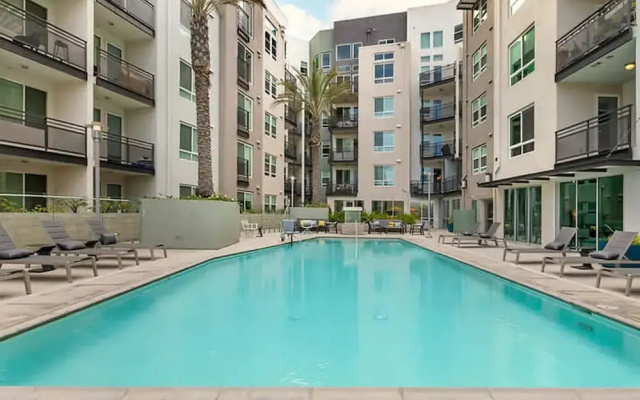 Stylish Getaway W Pool GYM Parking 10 Min to Cedar