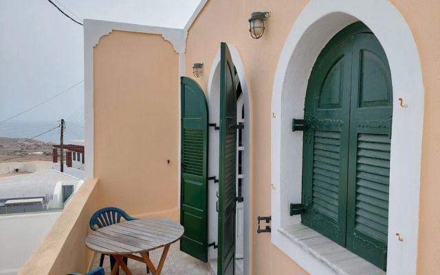 Akrotiri Cosy Studio with Patio and View