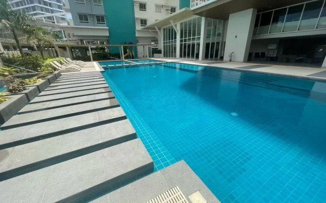 Spacious Modern Condo with Balcony