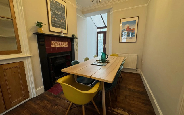 Large CityCentre Townhouse & Pool Table with Offroad Parking