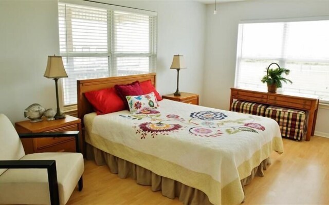 Spacious Retreat W/expansive Yard & Beach Access!