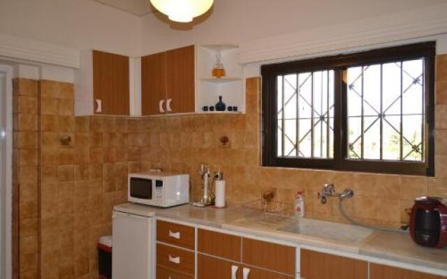 Unwind in a Spacious flat with Gardens near Beach