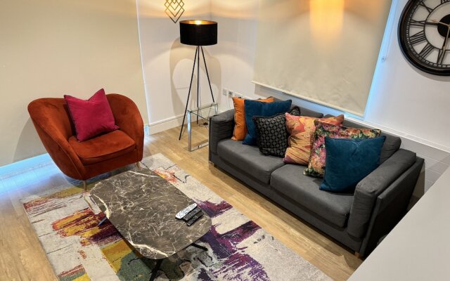 Stunning 2 Bed Apartment With Parking