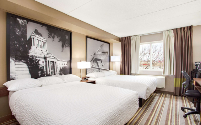 Super 8 by Wyndham Winnipeg West