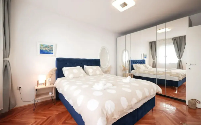 Modern Apartment With Terrace Near old Town