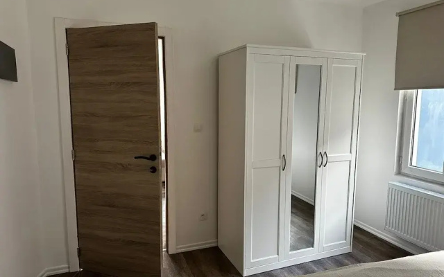 Modern 1BR plus LR Apt Near Gravensteen