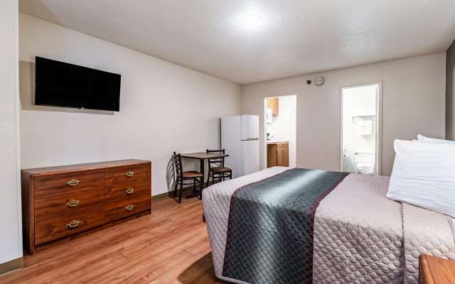 HomeTowne Studios by Red Roof Atlanta - Norcross Downtown