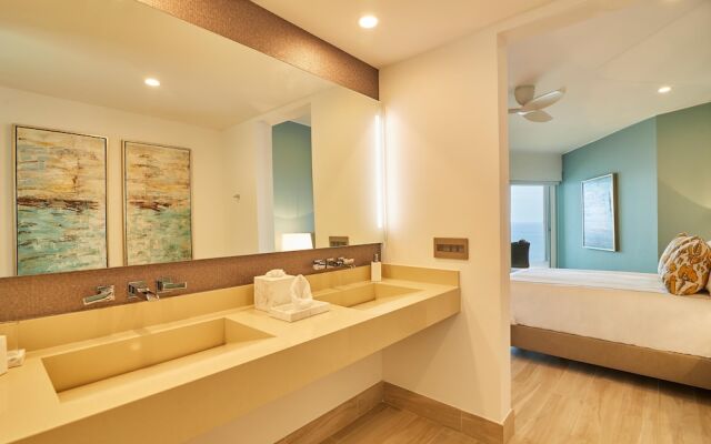 Luxurious Oceanfront Living, Minutes From Downtown: Villa Land's End