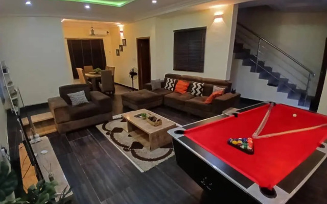 DELIGHTFUL ! 3 BEDROOM TERRACE DUPLEX EN-SUITE LEKKI AIRCON WiFi