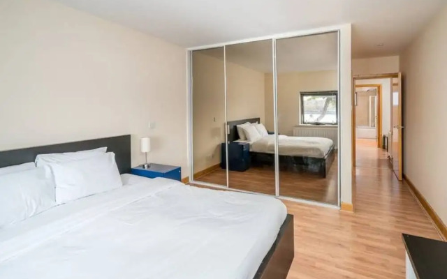 Bright 2 Bed 2 Bath apt Near Canary Wharf