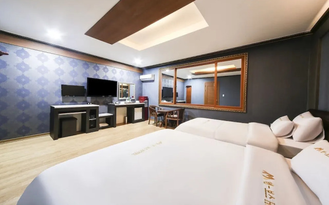 M Boss Motel