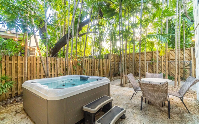 Modern & Fashionable Apartment w/Pool and Garden