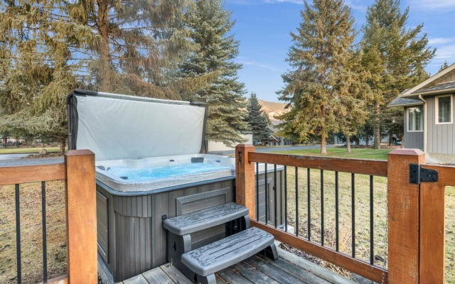 SPACIOUS 3,000 sq2 Luxury Home | PRIVATE Pool & Hot Tub | STEPS to Kinsmen Beach