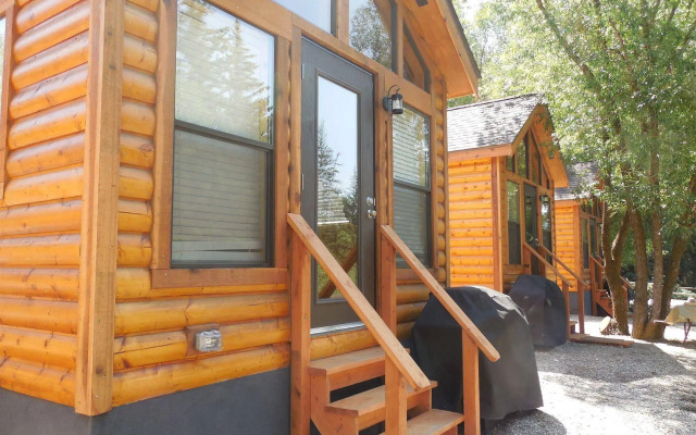 Snake River Cabin Village