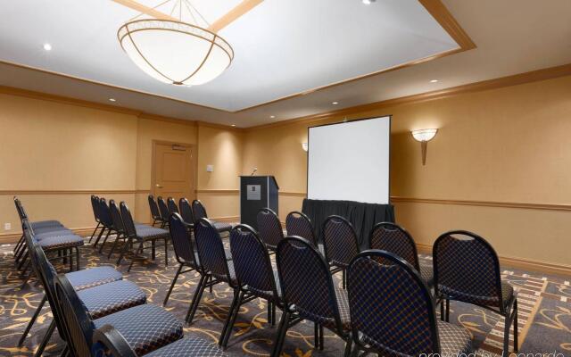 Embassy Suites by Hilton Pittsburgh International Airport 