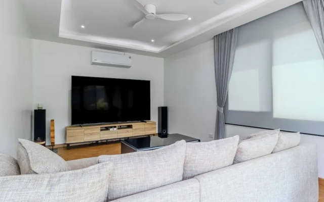 5BR Villa Waterfall Pool Movie Room V257