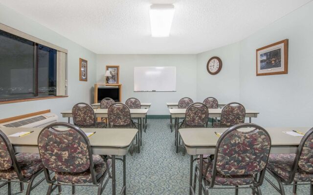 Super 8 by Wyndham Grand Rapids