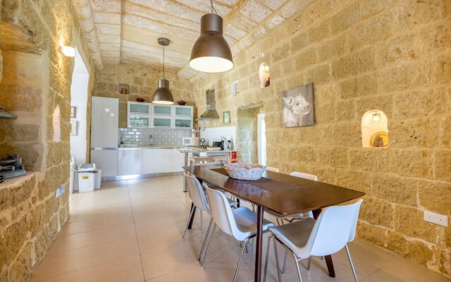 Ta'patee Pool Farmhouse in Gozo