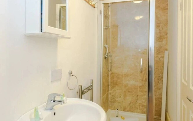 Airy Studio Apartment in Vibrant East London