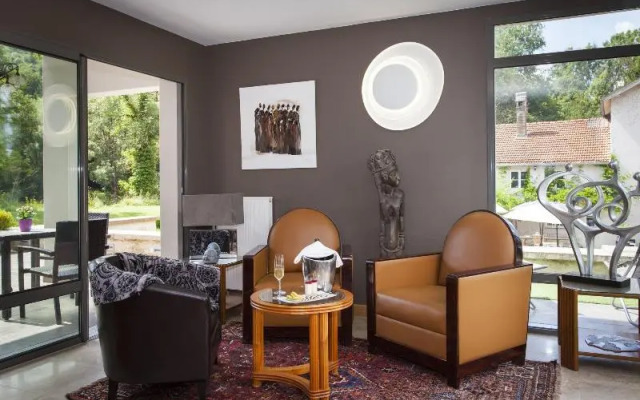 Logis Hotel la Source Bleue