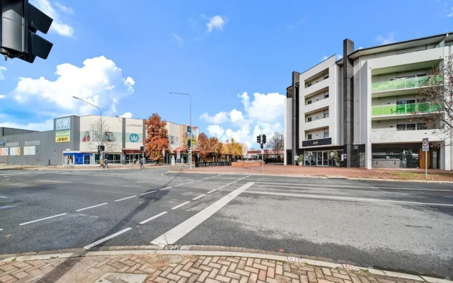 Lakeside 1-bed With A/c, Parking & Balcony