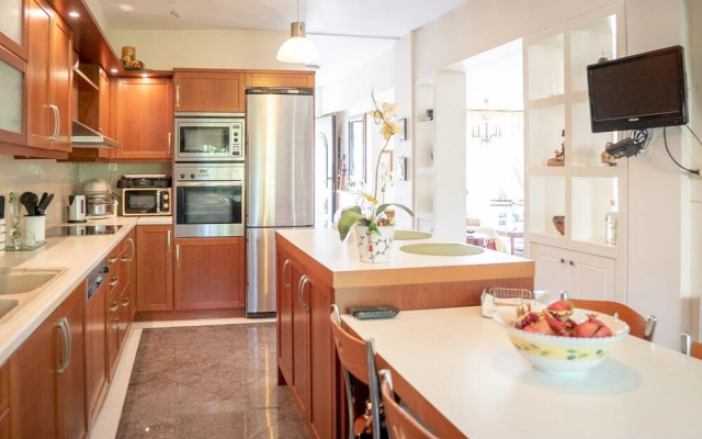 Gorgeous House in Vari