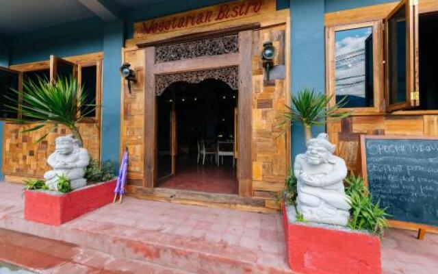 Chakra Backpacker Hostel & Vegetarian Bistro