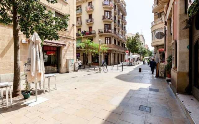 Modern 2 Bed Flat in Trendy Poble Sec
