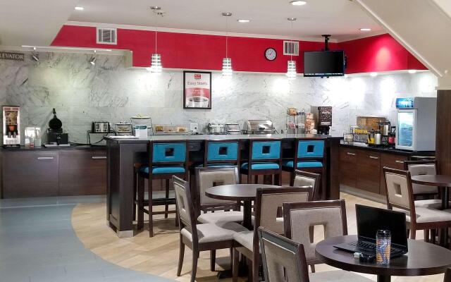 Econo Lodge Inn & Suites East