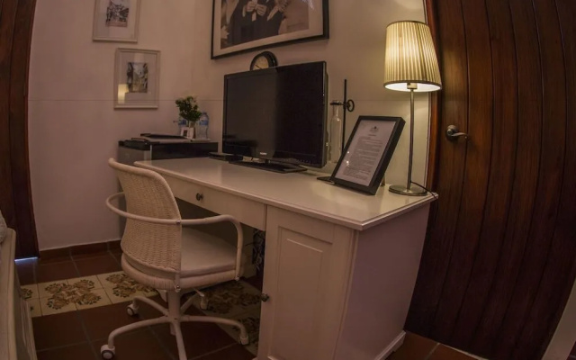 Colonial 154 H Boutique